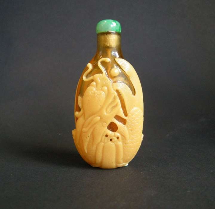 Important Snuff bottle glass overlay yellow on yellow transparent ground with sculpted carp on each face